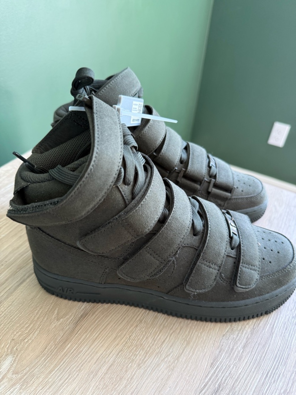 Nike + Billie Eilish collab sneakers - Picture 2 of 4